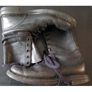 MILITARIA : paire de rangers en cuir de taille 43 de fabrication RUGAK  ABL semelles un peu usées