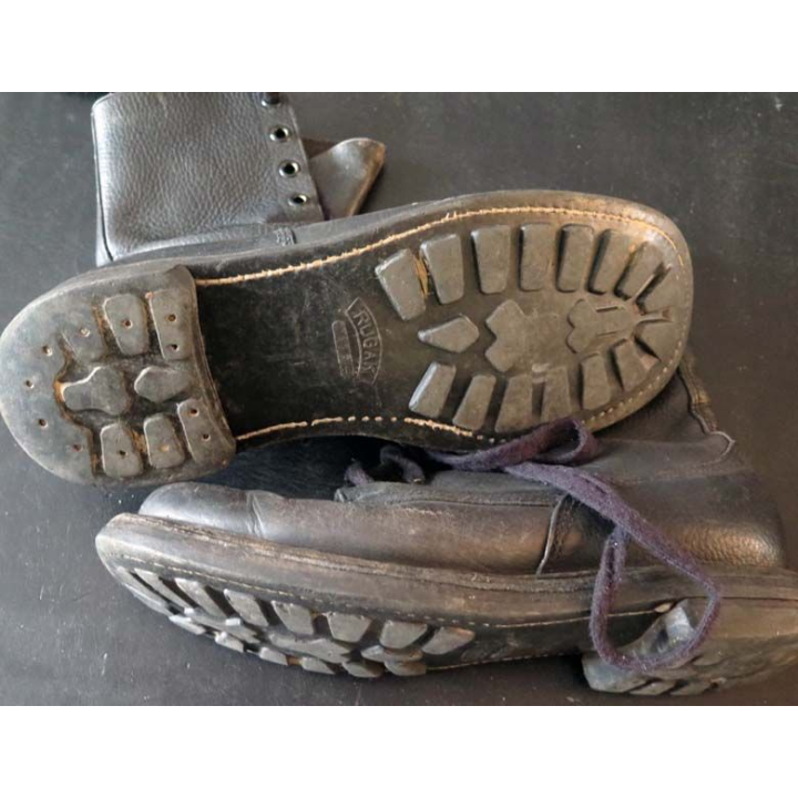 MILITARIA : paire de rangers en cuir de taille 43 de fabrication RUGAK  ABL semelles un peu usées