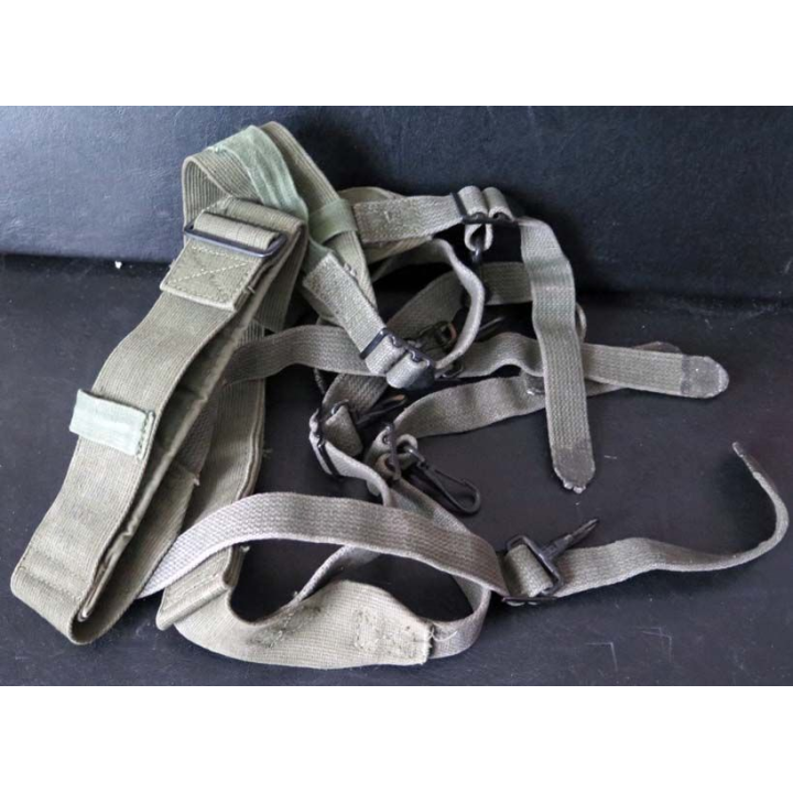 MILITARIA : bretelles de support de ceinturon avec sangles métalliques n° 3297 / 92