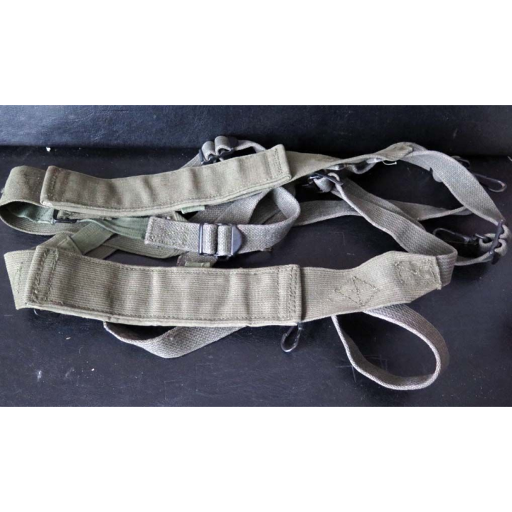 MILITARIA : bretelles de support de ceinturon avec sangles métalliques n° 3297 / 92