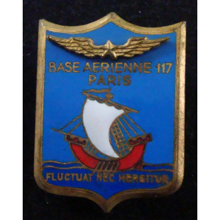 BA 117 : insigne métallique de la base aérienne 117 de Paris de fabrication Arémail en émail