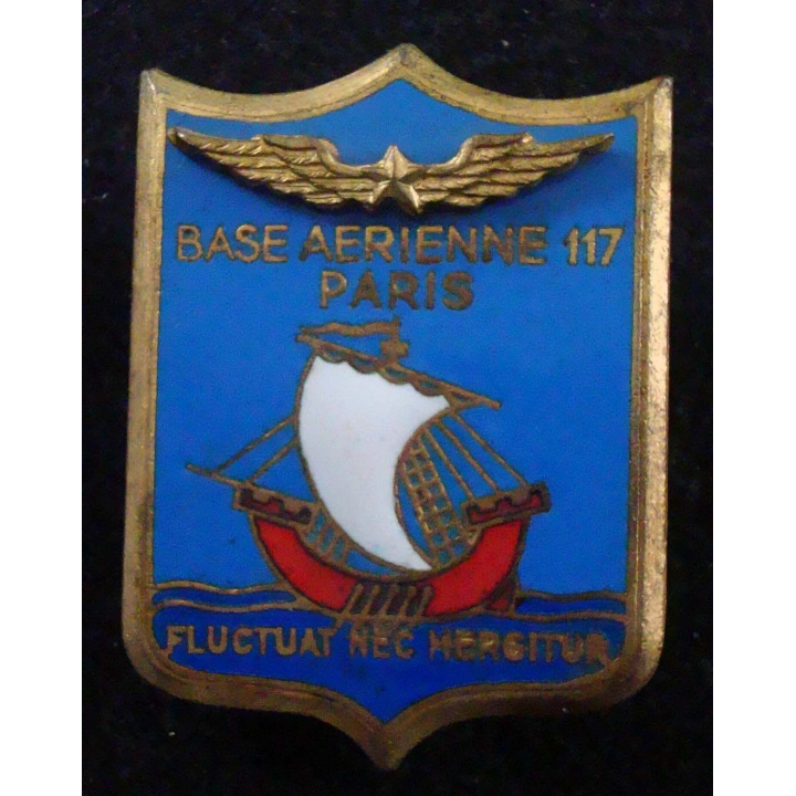 BA 117 : insigne métallique de la base aérienne 117 de Paris de fabrication Arémail en émail