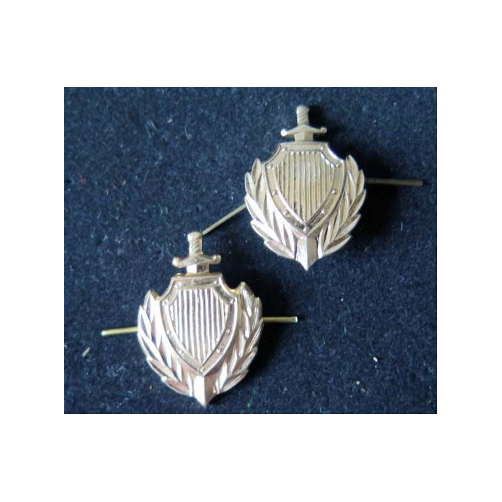 RUSSIE : insigne métallique de col de la police russe de dimension 3 x 2,2 cm