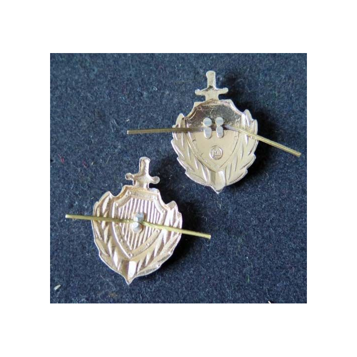 RUSSIE : insigne métallique de col de la police russe de dimension 3 x 2,2 cm