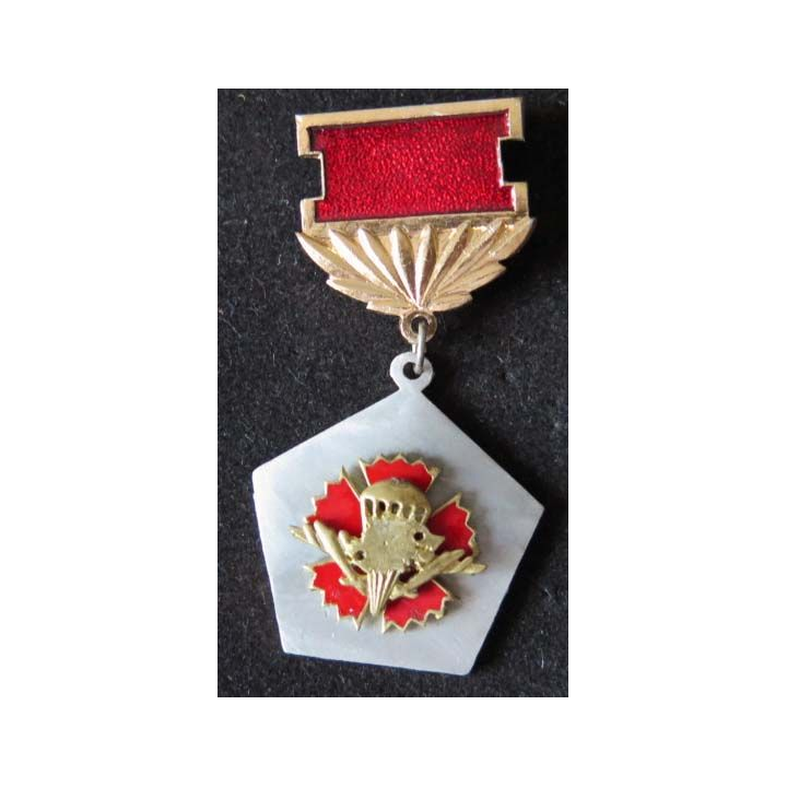 RUSSIE : médaille métallique des soldats russes démobilisés de 5,8 cm de hauteur 