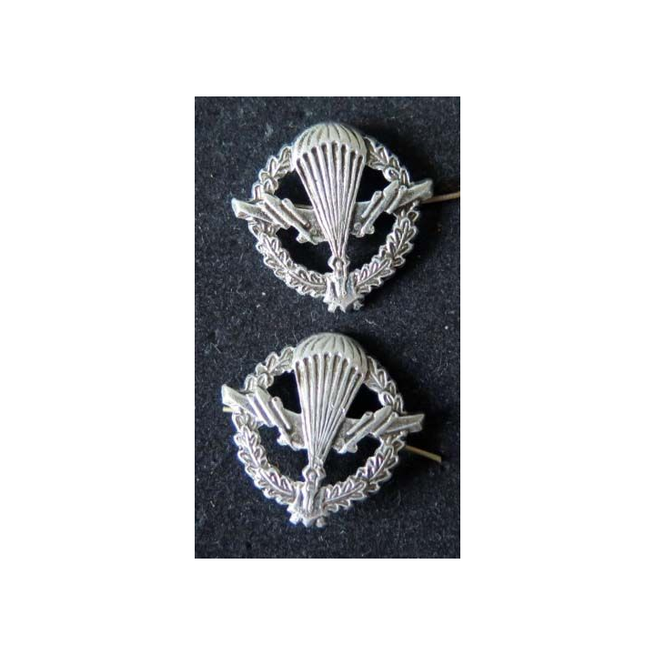 RUSSIE : insigne métallique de col des troupes aéroportées de diamètre 2,5 cm vendus par paire
