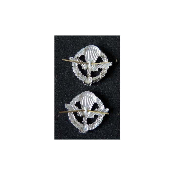 RUSSIE : insigne métallique de col des troupes aéroportées de diamètre 2,5 cm vendus par paire