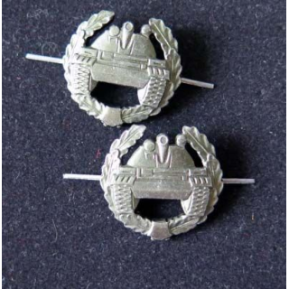 RUSSIE : insigne métallique de col des troupes blindées de diamètre 2,3 cm vendus par paire