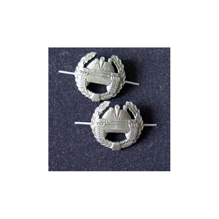 RUSSIE : insigne métallique de col des troupes blindées de diamètre 2,3 cm vendus par paire