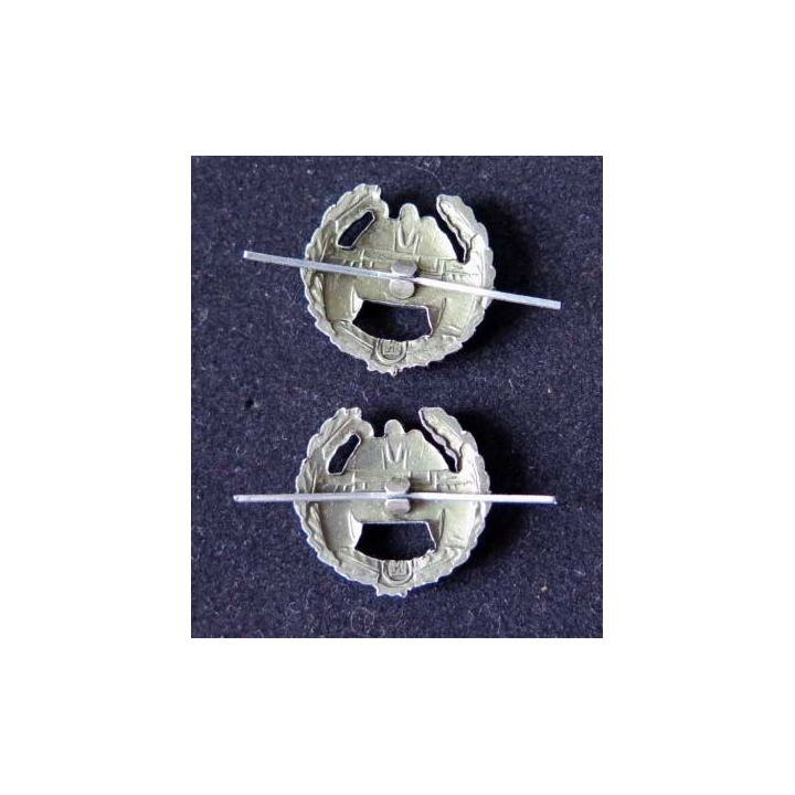 RUSSIE : insigne métallique de col des troupes blindées de diamètre 2,3 cm vendus par paire