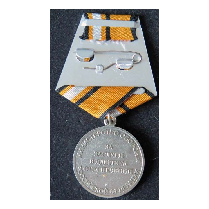 RUSSIE : médaille métallique  pour la défense nucléaire de hauteur 8,5 cm