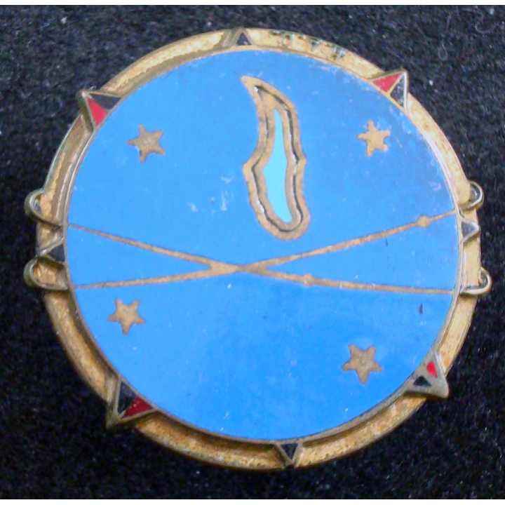 BA 185 : insigne métallique de la base aérienne 185 de Hao de fabrication Drago Paris