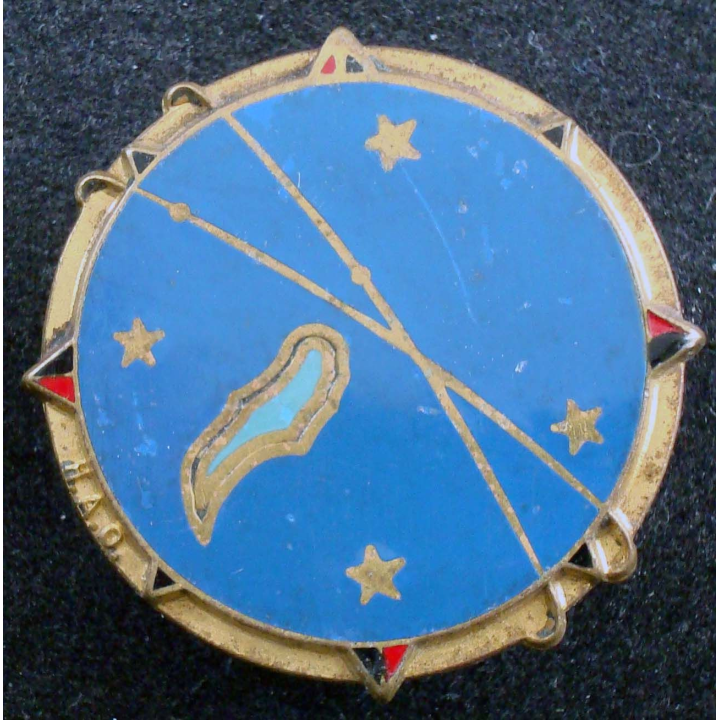 BA 185 : insigne métallique de la base aérienne 185 de Hao de fabrication Drago Paris