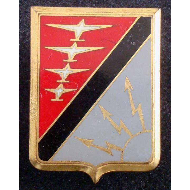 BA 902 : insigne métallique de la base aérienne 902 de Contrexeville de fabrication Drago A. 544