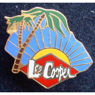 PIN'S LEE COOPER : Pin's Lee Cooper de fabrication Lee Cooper 87 de largeur 2,8 cm