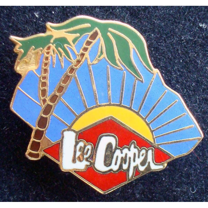 PIN'S LEE COOPER : Pin's Lee Cooper de fabrication Lee Cooper 87 de largeur 2,8 cm