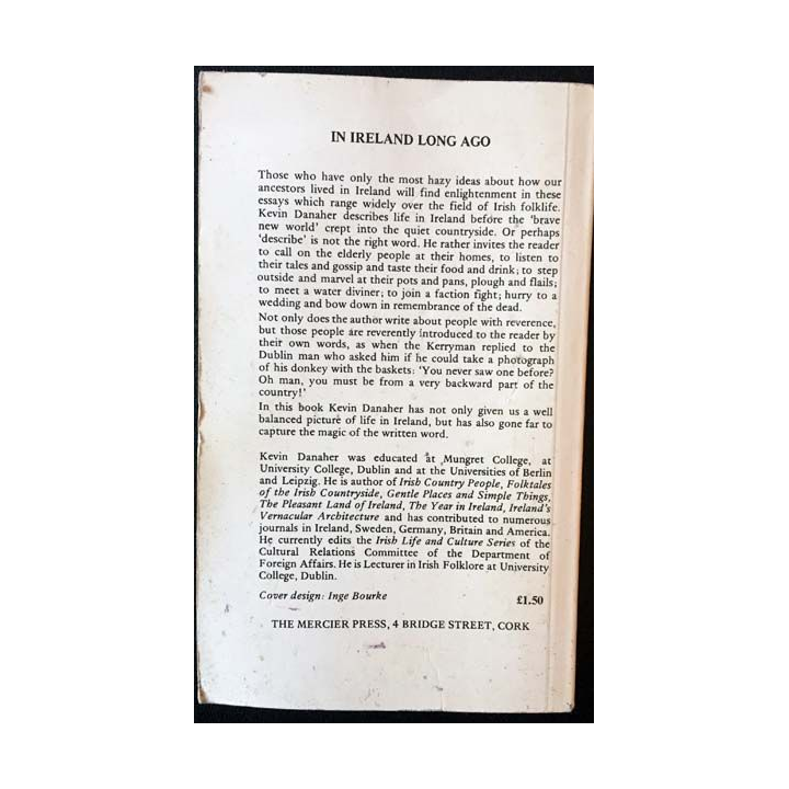 1. In Ireland long ago de Kevin Danaher aux éditions The mercier press