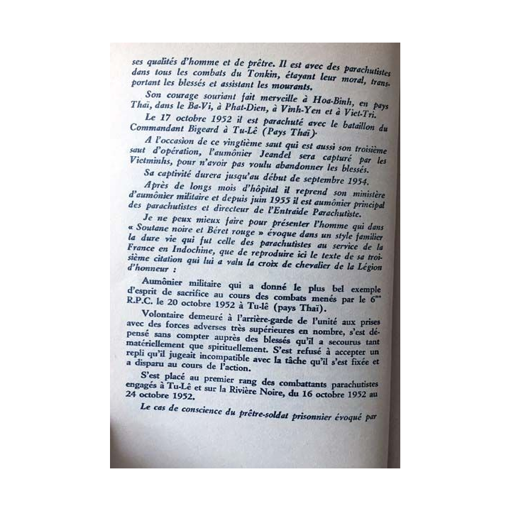 1. Soutane noire et béret rouge de Paul Jeandel aux éditions de la Pensée moderne (C37)