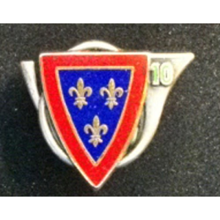 CHASSEURS : insigne du 10° Régiment de Chasseurs fabriqué par Fraisse Paris G. 2733