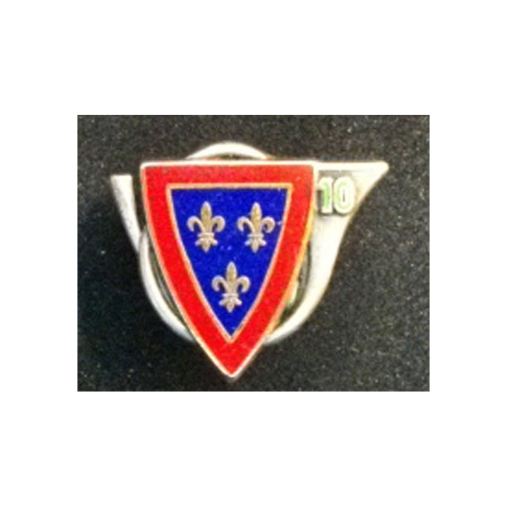 CHASSEURS : insigne du 10° Régiment de Chasseurs fabriqué par Fraisse Paris G. 2733