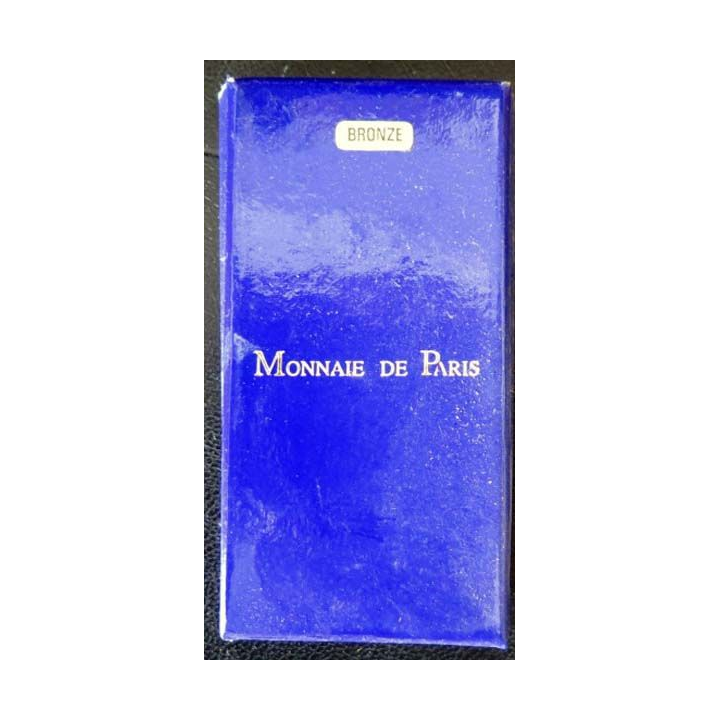 LOT DE 10 boites de médailles blanches ou bleues 
