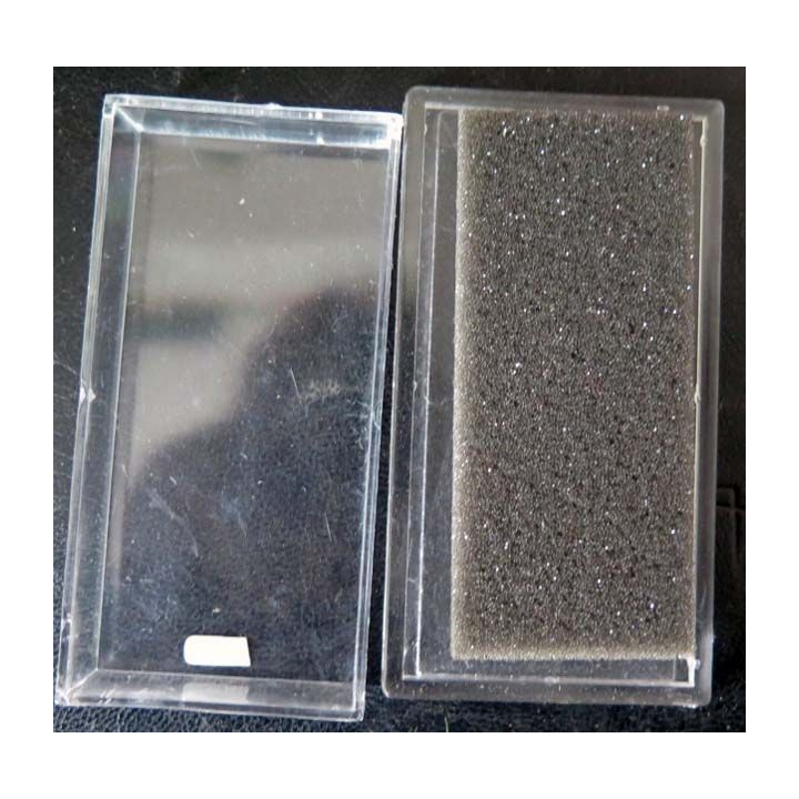 0. Lot de 15 boites de médailles en plastique transparent avec coussin de mousse noire intérieur