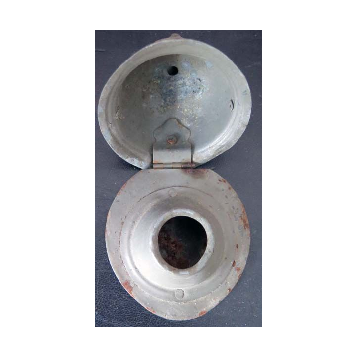 MILITARIA : encrier casque Adrian en métal de taille 8,7 cm (C60)