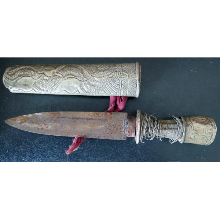 Poignard en argent avec fourreau de longueur 25 cm avec fils argentés du manche défaits (C60)