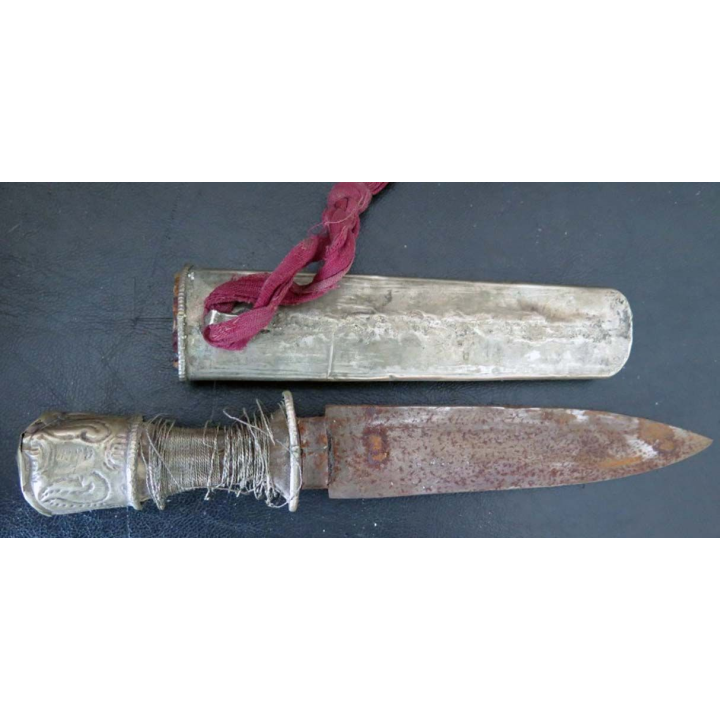 Poignard en argent avec fourreau de longueur 25 cm avec fils argentés du manche défaits (C60)