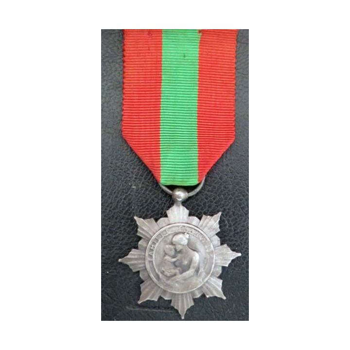 FRANCE :  médaille de la famille française la Patrie reconnaissante en métal argenté