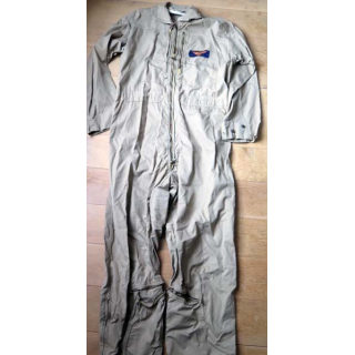 MILITARIA : combinaison anti "G" de pilote de l'aéronavale couleur sable ayant appartenu au Lieutenant de vaisseau Léo... 