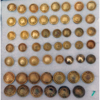 MILITARIA : plaque de 53 boutons en laiton de légion de différentes tailles