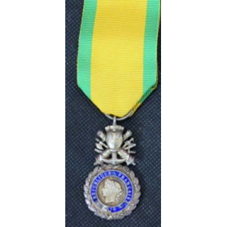 FRANCE : médaille militaire 3° république avec défauts d'émail