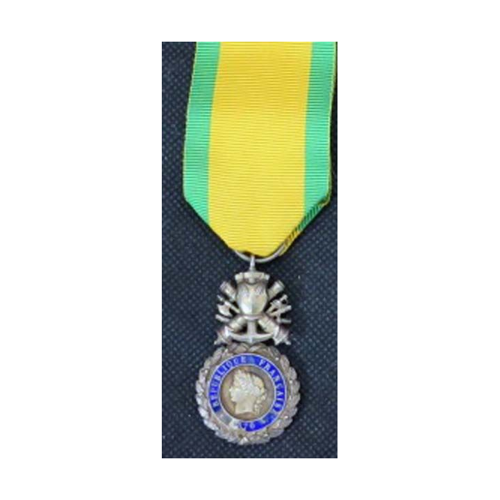 FRANCE : médaille militaire 3° république avec défauts d'émail