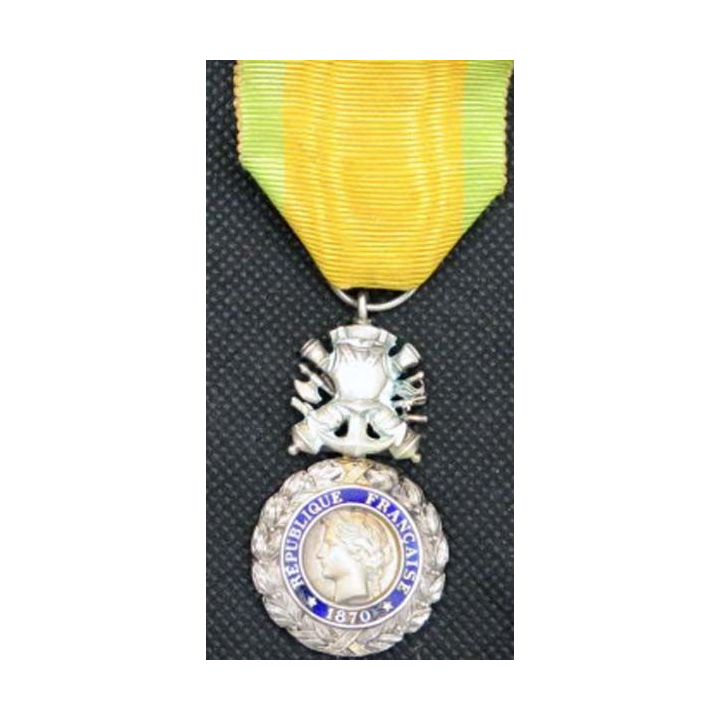FRANCE : médaille militaire 3° république avec défauts d'émail (14)