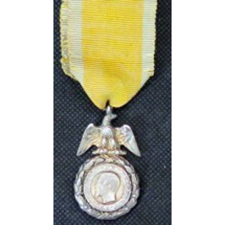 FRANCE : médaille militaire 3° république avec petit défaut d'émail (15)