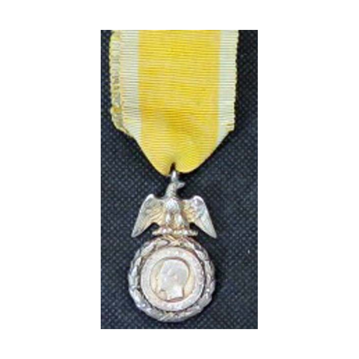 FRANCE : médaille militaire 3° république avec petit défaut d'émail (15)