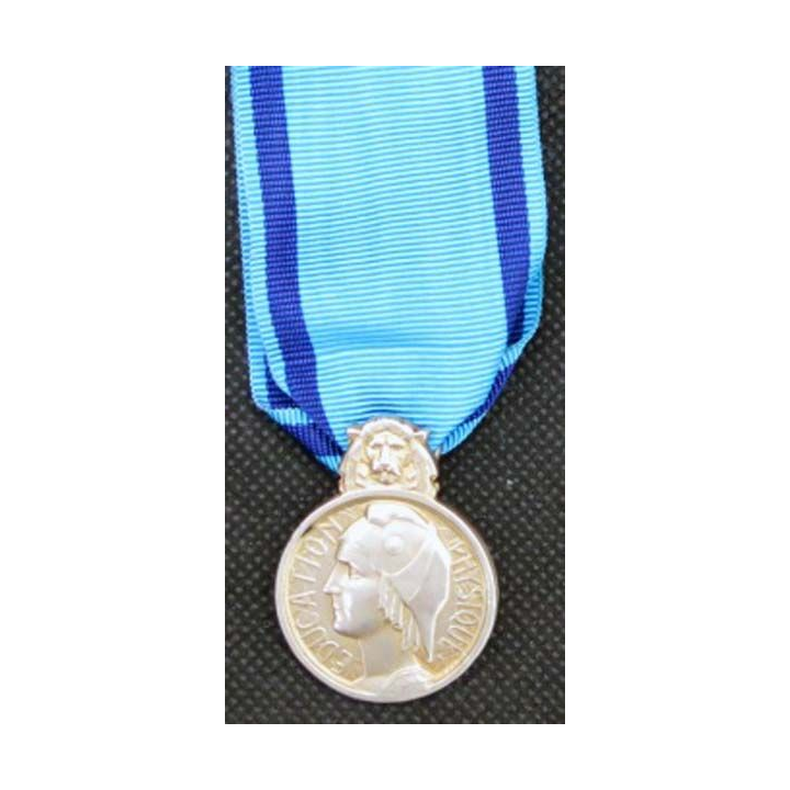 FRANCE : MÉDAILLE OFFICIER JEUNESSE ET SPORTS EN RÉDUCTION