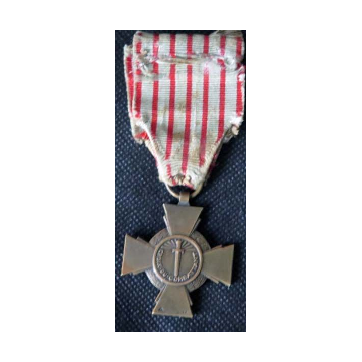 FRANCE : Croix du combattant en bronze ruban bien abimé
