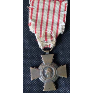 FRANCE : Croix du combattant en bronze ruban bien abimé