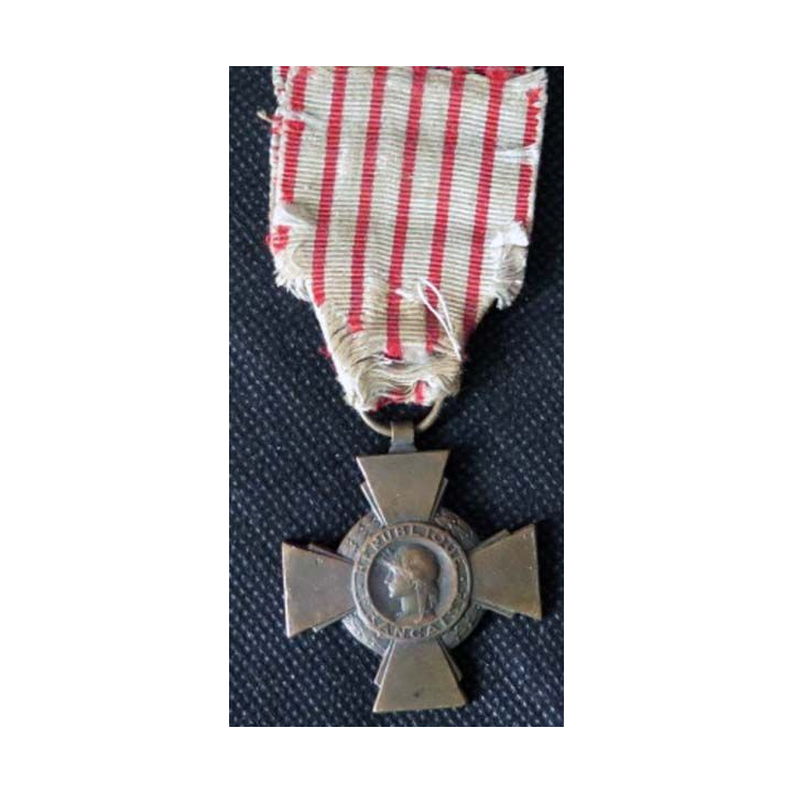FRANCE : Croix du combattant en bronze ruban bien abimé
