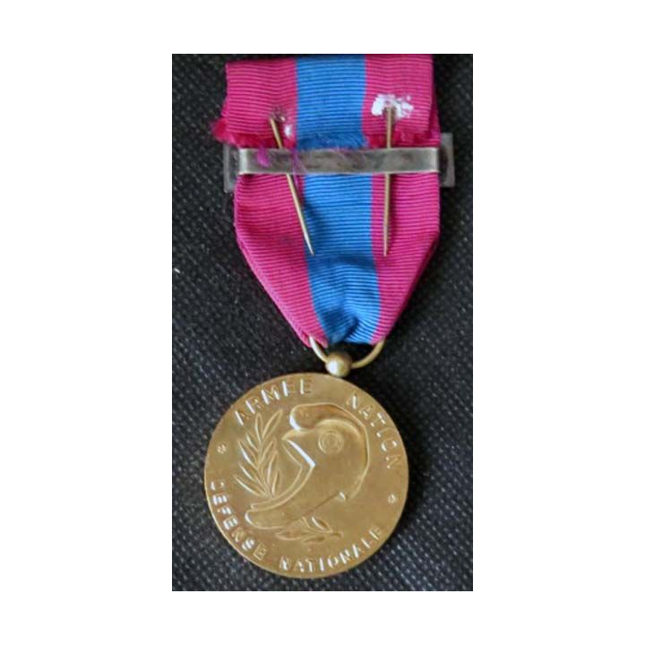 FRANCE : médaille de la défense nationale modèle en métal doré brillant avec la barette "artillerie"