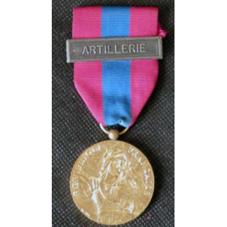 FRANCE : médaille de la défense nationale modèle en métal doré brillant avec la barette "artillerie"