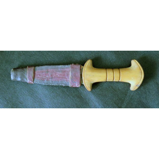Petit Poignard dont le manche est en bois avec fourreau cuir de longueur 16,5 cm