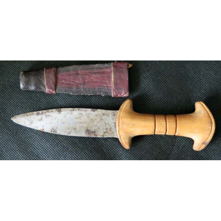 Petit Poignard dont le manche est en bois avec fourreau cuir de longueur 16,5 cm