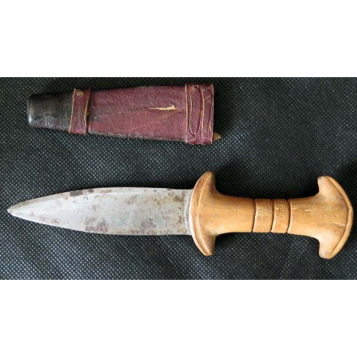 Petit Poignard dont le manche est en bois avec fourreau cuir de longueur 16,5 cm