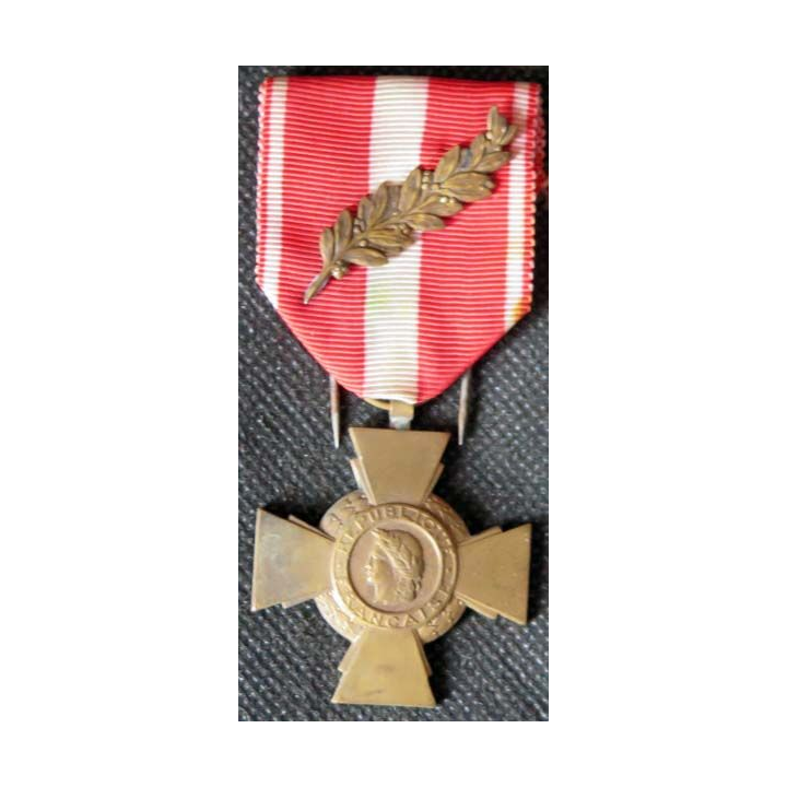 FRANCE : croix de la valeur militaire avec palme en bronze