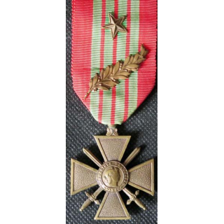 FRANCE : Croix de guerre 1939 - 1945 avec palme et clou en bronze