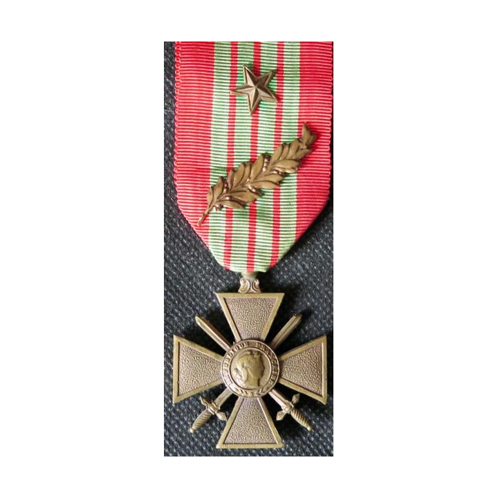 FRANCE : Croix de guerre 1939 - 1945 avec palme et clou en bronze