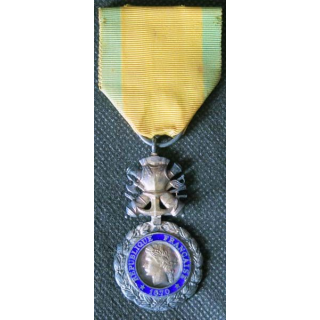 FRANCE : médaille militaire 3° république avec petit défaut d'émail au revers (16)